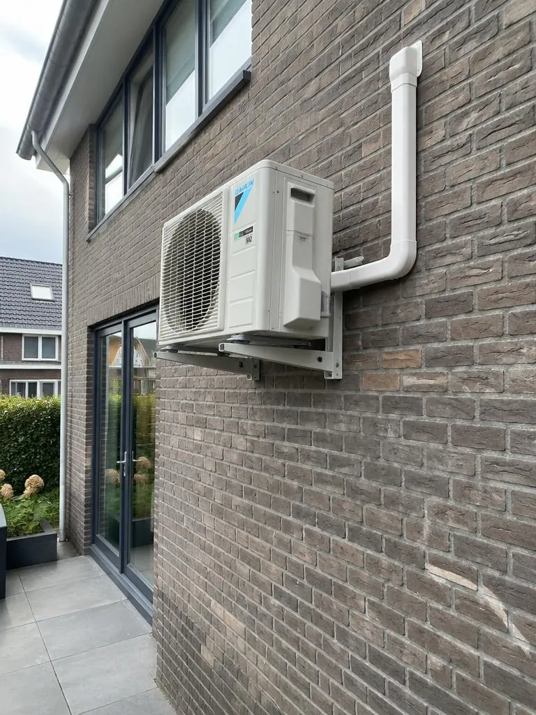 Buitendeel vakkundig gemonteerd aan de gevel